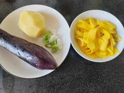 千切りジャガイモ、ナス、マンゴーの炒め物を作る手順：1