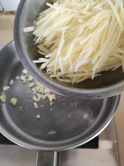 細切りジャガイモとチャイブの炒め物の作り方：5