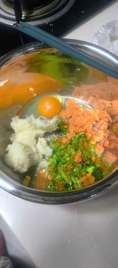 離乳食：サーモン、野菜、卵のパンケーキのレシピ手順：1