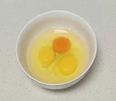 小さな銀色の魚を使ったオムレツの作り方：1