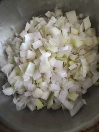 ハルビンの赤ソーセージとネギの炒め物 レシピ手順：2