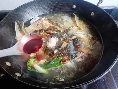 赤いスープで豆腐と銀鯉の頭を煮込んだ煮込み料理の作り方：8