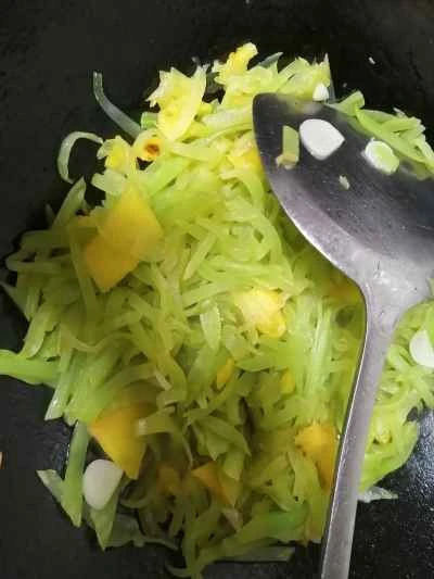 パイナップルとレタスの炒め物の作り方：4