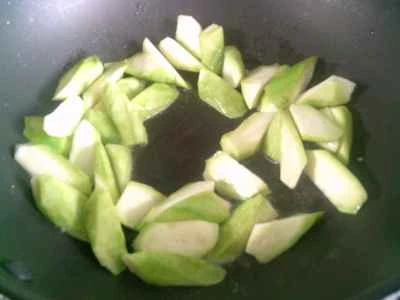 漬けたカラシナ、細切りヘチマ、角切り豆腐皮を使った豆腐皮炒めの作り方：6