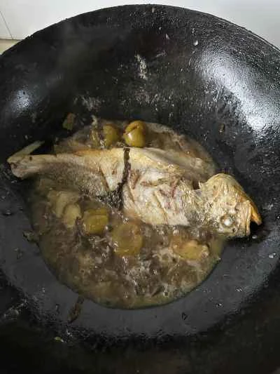 キグチニベと青梅の炒め物手順：3