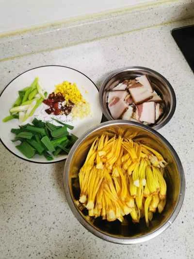 カポックの花と​​豚肉の煮込み炒めの作り方：11