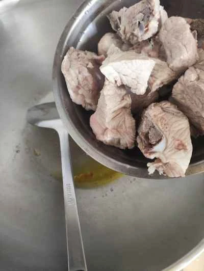 豆腐の結び目と煮込んだ豚スペアリブの作り方：1