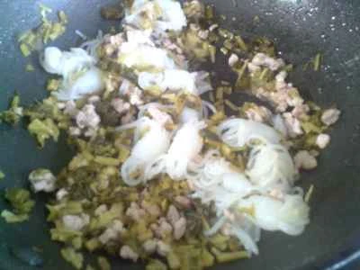 こんにゃくの結び目と豚肉の赤身と漬物の炒め物の作り方：8