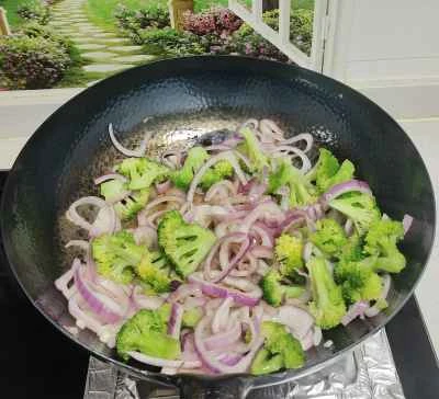 ブロッコリーと玉ねぎの炒め物の作り方：2