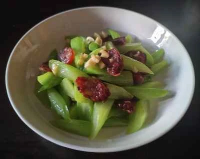 麦わら入りソーセージ炒めのレシピ