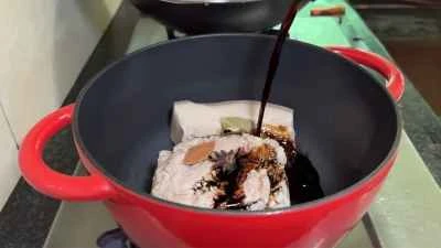 土鍋で豚肉の煮込みを作る手順：3
