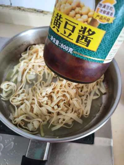 豆腐皮とセロリの炒め物の作り方：4