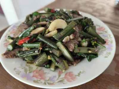 牛肉の煮込みと赤からし菜の炒め物の作り方：6