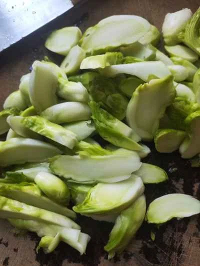 豚肉スライスとベビーチンゲン菜の炒め物を作る手順：1