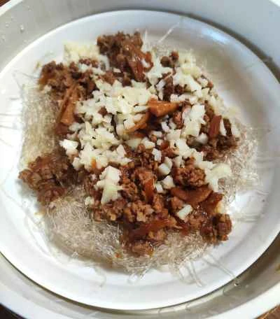 蒸しタロイモと春雨のミートソース炒め：7つの手順