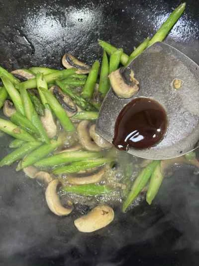 きのことアスパラガスの炒め物の作り方：7