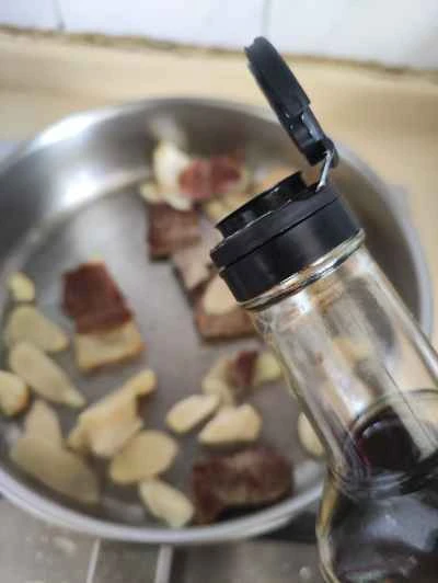 生姜とニンニクで豚肉を2度煮する手順：6