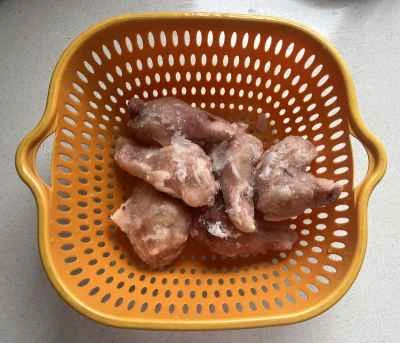 鶏肉とチリとジャガイモの炒め物の作り方：1