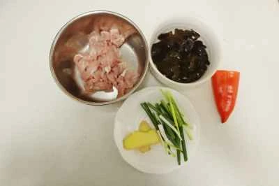 魚香小花肉（魚風味の豚肉スライス）の作り方：1
