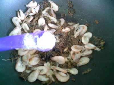 梅干しと川エビの炒め物の作り方：7