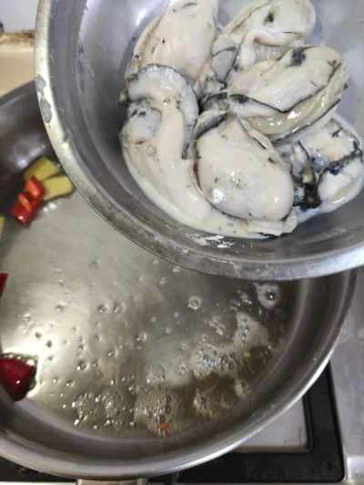 生姜とネギで炒めた牡蠣の作り方：7