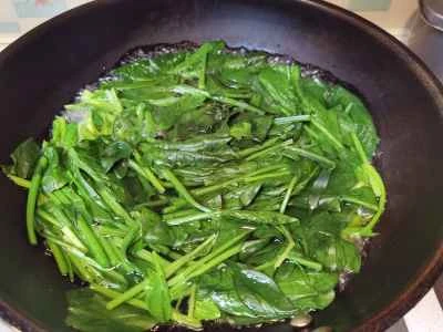 卵ソースのほうれん草サラダの作り方：2