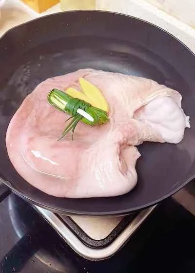 豚の胃袋とチキンのスープを作る手順：2