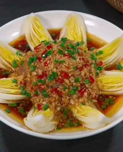 ニンニクと春雨を添えた蒸しチンゲン菜のレシピ