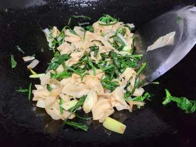 乾燥豆腐シート入りナズナ炒めの作り方：5