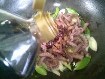 イカの足とネギの炒め物の作り方：10