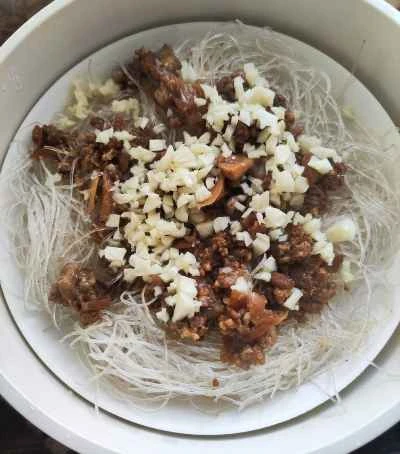 蒸しタロイモと春雨のミートソース炒め：手順6