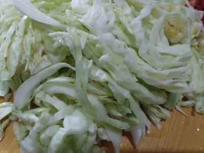 キャベツとニンジンとソーセージの炒め物の作り方：3