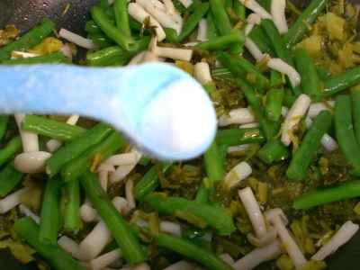 シーフード、きのこ、漬物、インゲンの炒め物の作り方：9