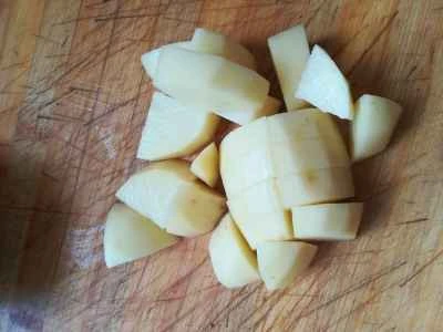 ジャガイモとナスの煮込みの作り方：1