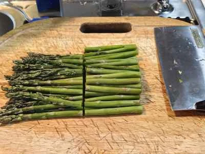 蒸しアスパラガスとイナゴマメのレシピ手順：1