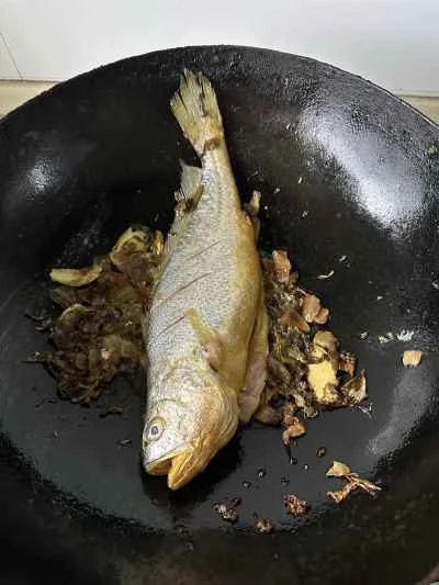 キグチニベと青梅の炒め物手順：1