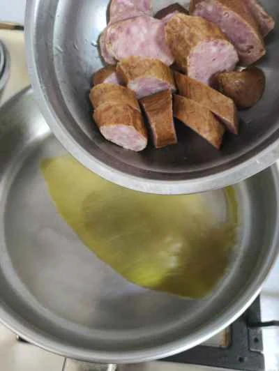 玉ねぎ入りソーセージ炒めの作り方：3