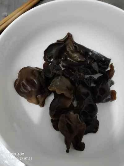 キクラゲとヤムイモの炒め物の作り方：1