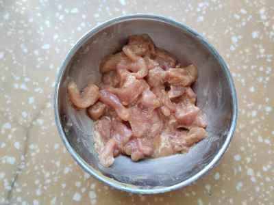 ナス、ピーマン、豚肉の炒め物を作る手順：1