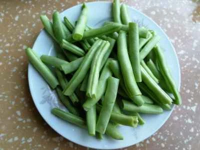 牛すじとインゲンの炒め物の作り方：1