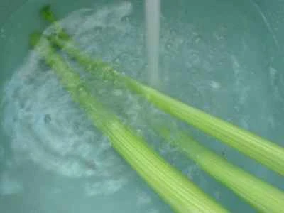 椎茸、豆腐皮、セロリの炒め物の作り方：2