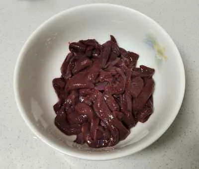 豚レバーと赤唐辛子と玉ねぎの炒め物の作り方：1