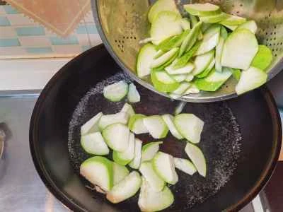 ズッキーニ、トマト、卵の炒め物の作り方：5