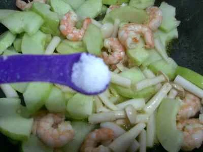 きのこ、エビ、キュウリの海鮮炒めの作り方：10