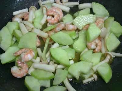 きのこ、エビ、キュウリの海鮮炒めの作り方：12