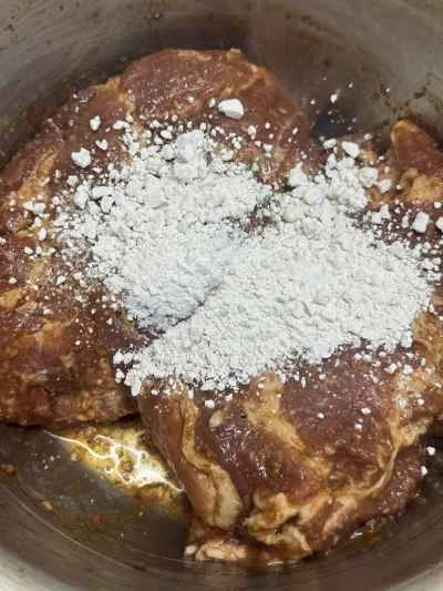 サテソースで炒めた豚バラ肉：5つの手順