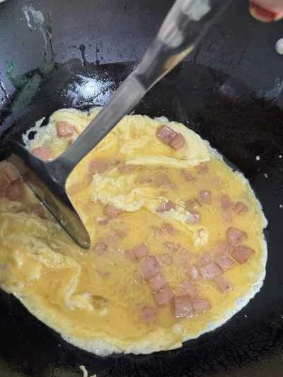 ランチョンミートとスクランブルエッグの作り方：5