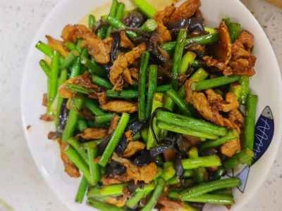 ニンニクの芽を添えた細切り豚肉のレシピ