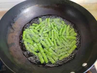 牛すじとインゲンの炒め物の作り方：2