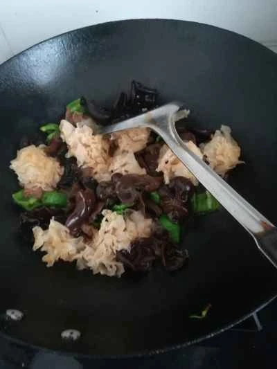 2種類のキノコを使った羊肉の炒め物の作り方：5